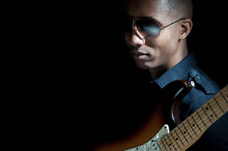 elliot holden-guitar-portrait-dark